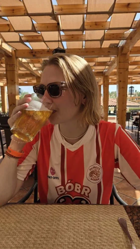 Das St. Pauli Bóbrs Home Jersey beim Bier
