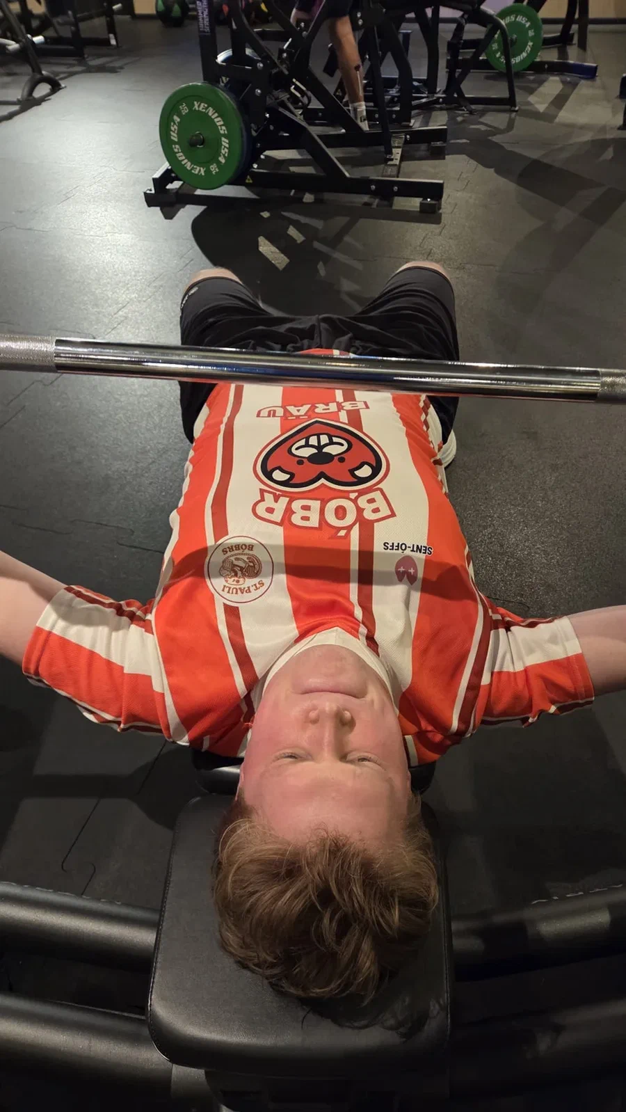 Das St. Pauli Bóbrs Home Jersey beim Bankdrücken