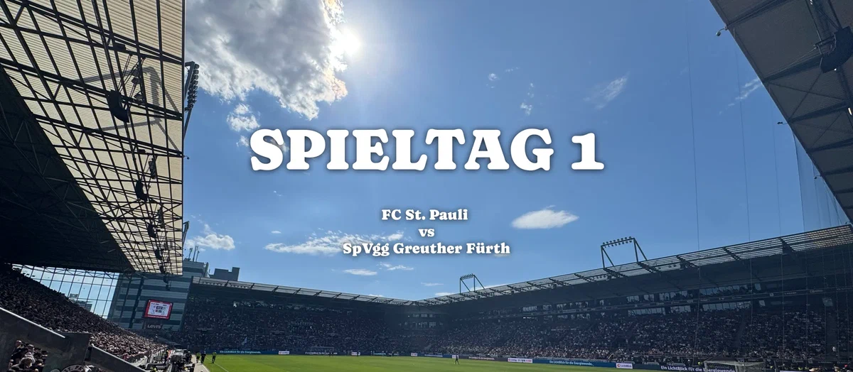 Das sonnige Millerntor-Stadion von der Gegengerade aus, darüber die Zeile „Spieltag 1 — FC St. Pauli vs SpVgg Greuther Fürth“
